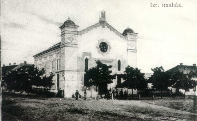 Az 1876-ban épült szilágysomlyói zsinagóga képeslapon (Forrás: MZSL)
